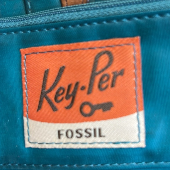 FOSSIL KEY PER POIKA DOT ZIP AROUND WRISTLET WALLET - Picture 14 of 14